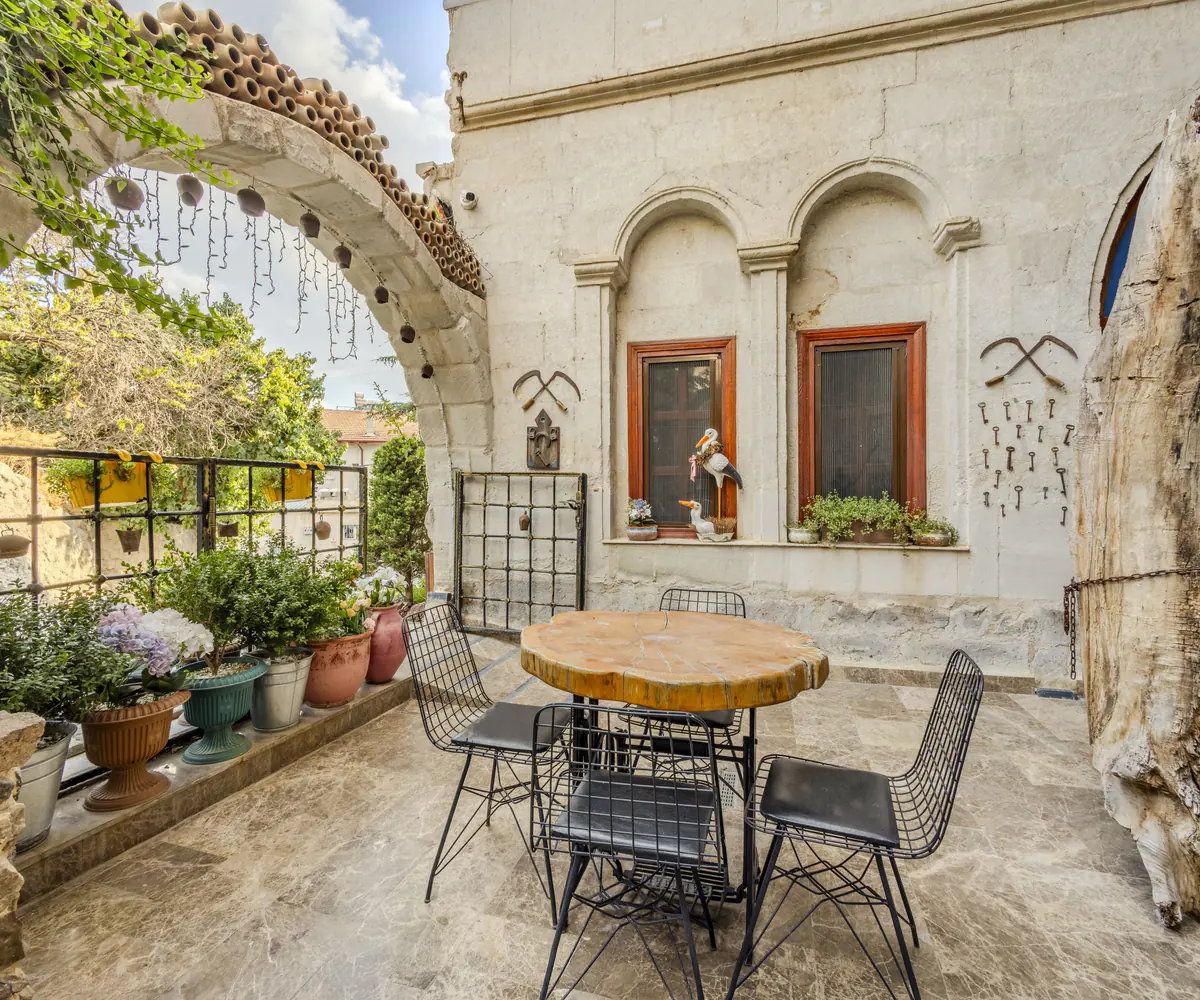 Aşk-ı Nare Cave Hotel — taş kemerli teras, çiçekli oturma alanı, Nar Kasabası, Kapadokya